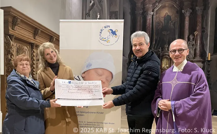 Übergabe der Spende von Alfons Eiber (KAB) an Rita Reitinger (Harl.e.kin).